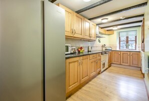 Oven, dishwasher, high chair, cookware/dishes/utensils - 5 Bed in Grizebeck (oc-b34029) (Kirkby Ireleth)