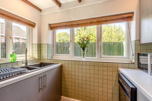 A kitchen with a window, a sink, a dishwasher, and a countertop. - 2 Bed in Melton Mowbray (oc-h45352) (Hose)