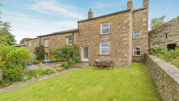 A stone house with a well-maintained lawn and a picnic table. - 2 Bed in Sedbusk (oc-l44913) (Sedbusk)