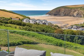 Ein Küstenanwesen mit Blick auf Strand und Meer.