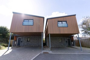 A modern two-story building with a flat roof and large windows. - 3 Bed in Watergate Bay (oc-b642096) (Tregurrian)