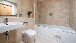 A bathroom with a sink, toilet, and bathtub. - 2 Bed in Porth (oc-b588797) (Newquay)