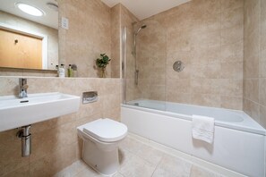Ein Badezimmer mit Waschbecken, Toilette und Badewanne.