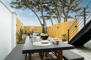 Outdoor dining - 4 Bed in Fistral (oc-b584261) (Newquay)
