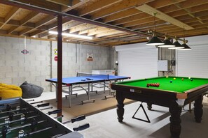 A recreational room with a foosball table, a pool table, and a ping pong table. - 5 Bed in Mawgan Porth (oc-b621974) (Mawgan Porth)