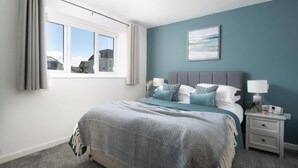 A bedroom with a bed, nightstands, a window, and a painting on the wall. - 3 Bed in Fistral (oc-b595429) (Newquay)