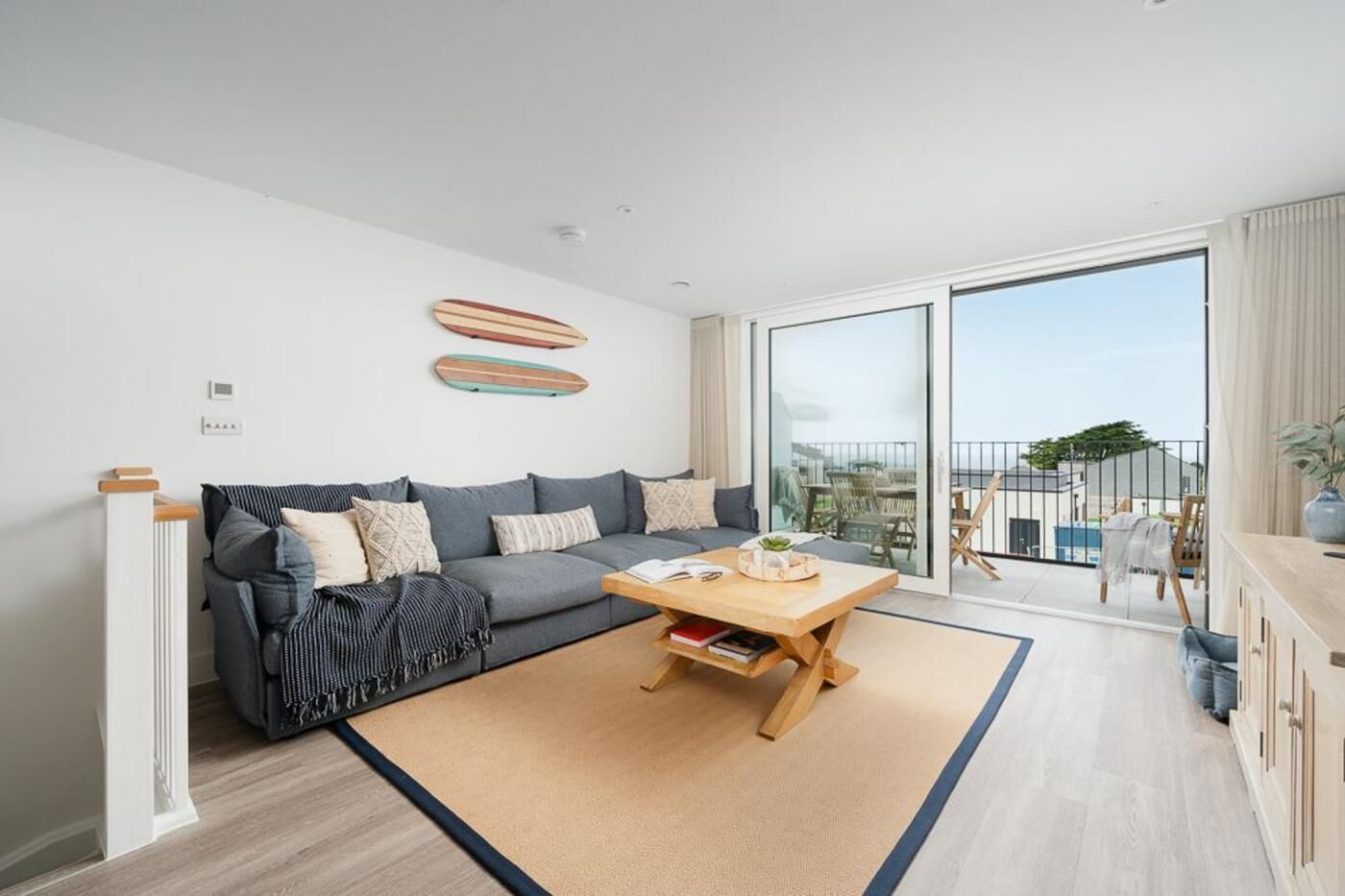 Un salon moderne avec un canapé, une table basse et une vue sur l’extérieur.