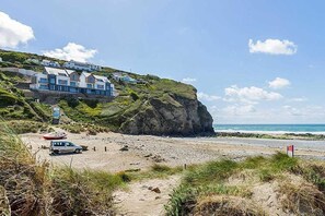 Ein Küstenanwesen mit Klippe, Strand und Meerblick.