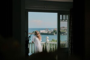 Ein Zimmer mit Blick auf eine Küstenlandschaft.