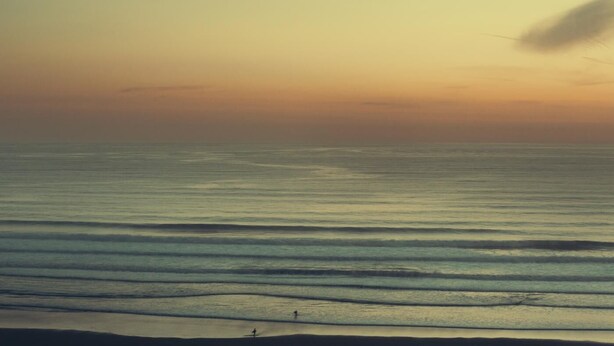 A beach scene with calm water and a clear sky. - 4 Bed in Watergate Bay (oc-b584345) (Tregurrian)