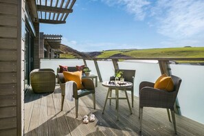Outdoor dining - 4 Bed in Watergate Bay (oc-b584378) (Tregurrian)