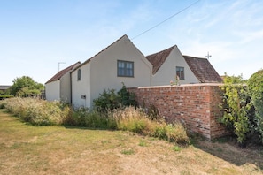 A two-story house with a brick wall and a white exterior. - 2 Bed in Tetford (oc-g45404) (Tetford)