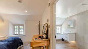 A bedroom with a bed, a wooden desk, and a window. - 5 Bed in Bishops Lydeard (oc-b45427) (Triscombe)