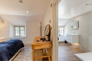 A bedroom with a bed, a wooden desk, and a window. - 5 Bed in Bishops Lydeard (oc-b45427) (Triscombe)