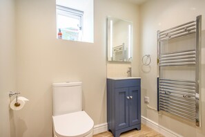Bathroom - 1 Bed in Bournheath (oc-h45428) (Catshill)