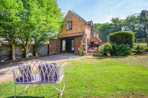 Terrace/patio - 1 Bed in Bournheath (oc-h45428) (Catshill)