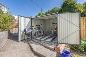 Eine Metallschuppen mit einer Rampe zu einem Fahrradstellplatz.