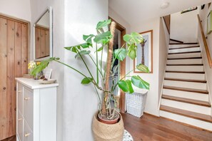 A staircase with wooden steps and a white wall. - 2 Bed in Marldon (oc-k41049) (Marldon)