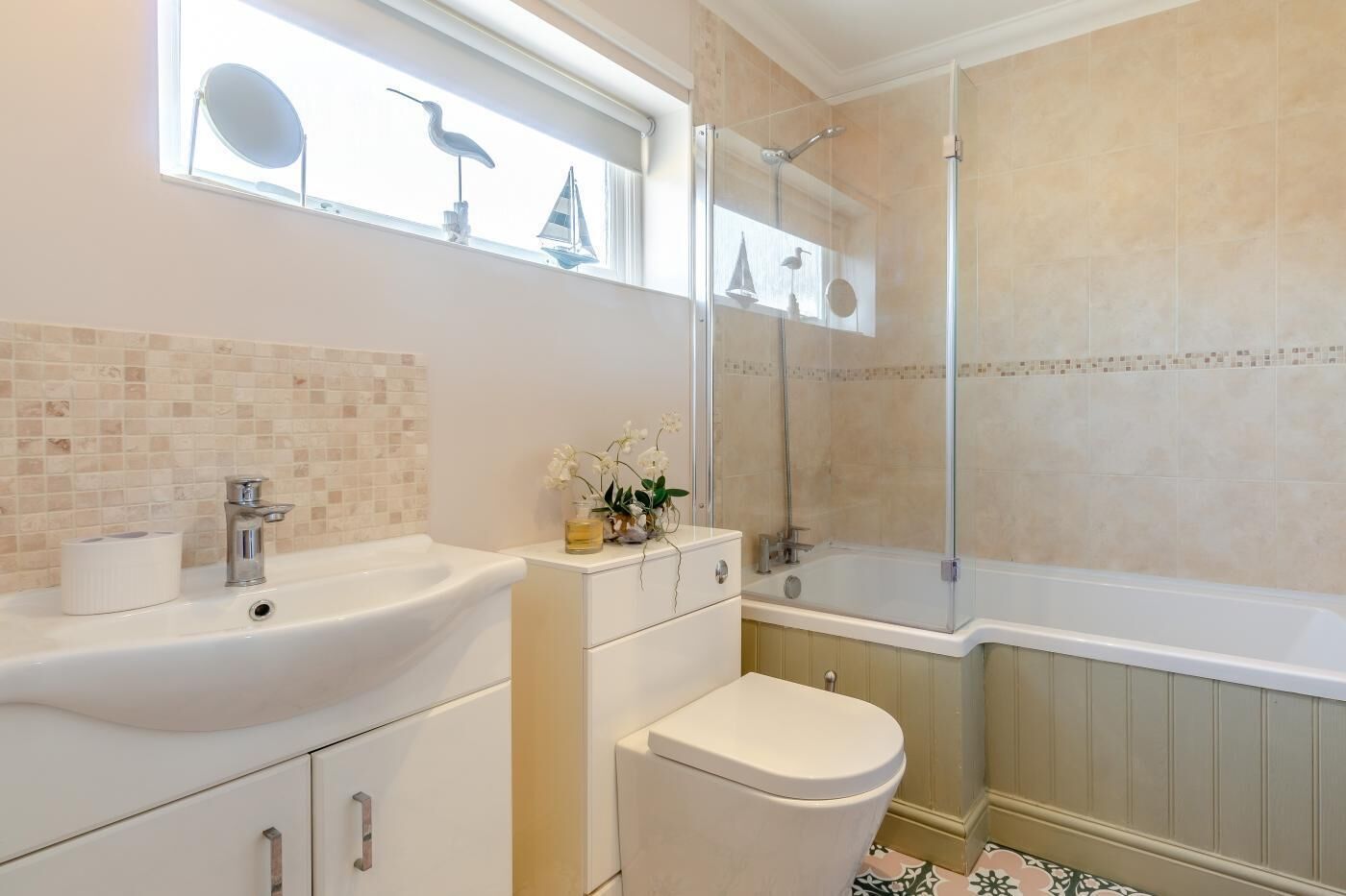 Un bagno con lavandino, WC e doccia.