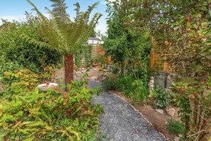 A garden pathway with various plants and a statue. - 4 Bed in Bolingey (oc-m45595) (Bolingey)