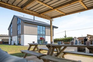 Outdoor dining - 7 Bed in Broadwoodkelly (oc-b45447) (Broadwood Kelly)