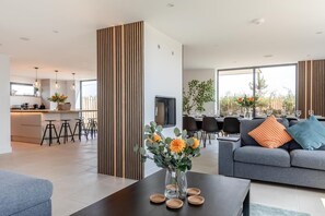 Dining - 7 Bed in Broadwoodkelly (oc-b45447) (Broadwood Kelly)