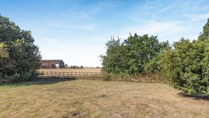 A rural property with a barn, open fields, and dense shrubbery. - 2 Bed in Market Stainton (oc-s45536) (Market Stainton)