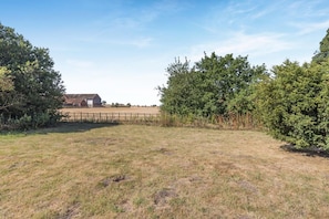 A rural property with a barn, open fields, and dense shrubbery. - 2 Bed in Market Stainton (oc-s45536) (Market Stainton)