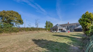 A residential property with a large lawn, a detached house, and a small shed. - 5 Bed in Marhamchurch (oc-p45735) (Marhamchurch)