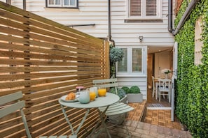 Outdoor dining - 2 Bed in Bexhill-on-Sea (oc-c45412) (Bexhill-on-Sea)