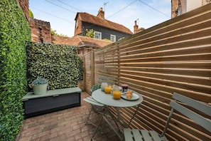 Outdoor dining - 2 Bed in Bexhill-on-Sea (oc-c45412) (Bexhill-on-Sea)