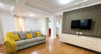 Kisuri White House - Luxury Beach Home in Mfangano with A/C