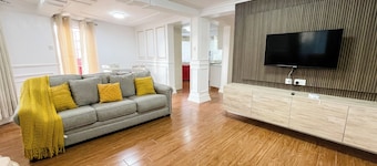 Kisuri White House - Luxury Beach Home in Mfangano with A/C