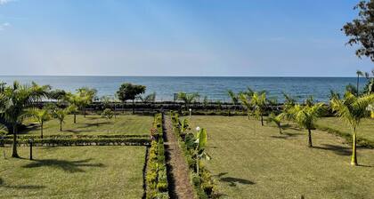 Kisuri White House - Luxury Beach Home in Mfangano with A/C