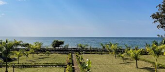Kisuri White House - Luxury Beach Home in Mfangano with A/C