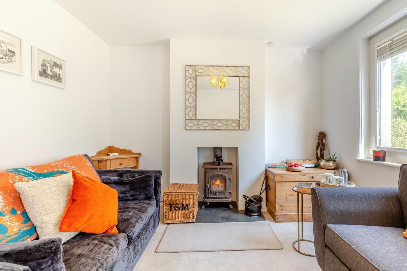 TV, fireplace