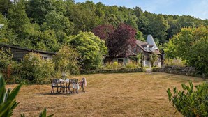 A grassy backyard with a dining table and chairs, surrounded by trees and a house. - 2 Bed in Cradley (oc-s45721) (Cradley and Storridge)