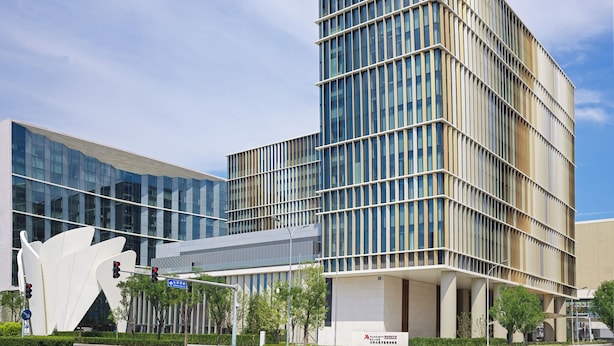 Un hotel moderno con un llamativo letrero 'Marriott Marquis', fachada de vidrio y un diseño arquitectónico único.