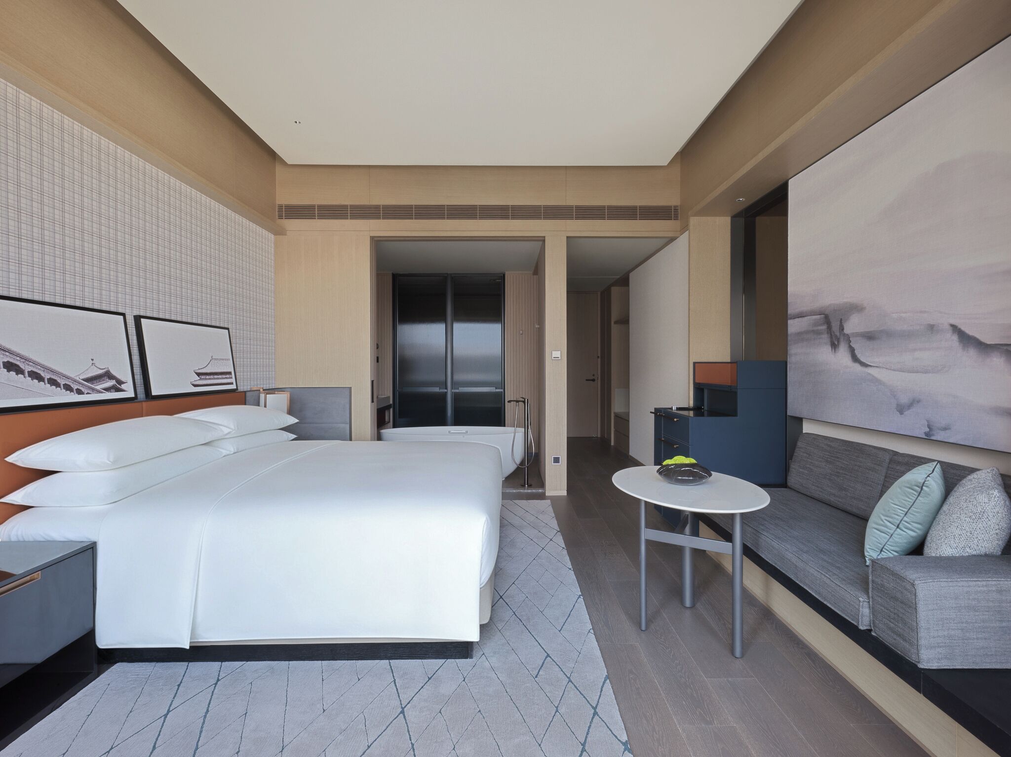 Minibar, coffres-forts dans les chambres, bureau