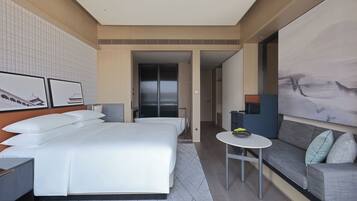 Minibar, coffres-forts dans les chambres, bureau