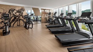 A gym with multiple treadmills, stationary bikes, and a rowing machine. - Courtyard By Marriott Guilin Downtown (Guilin)