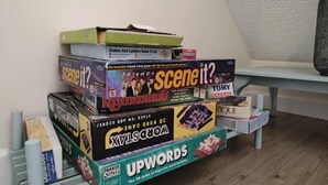 Eine Reihe von Brettspielen auf einem Regal.