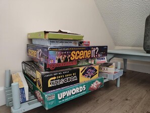Eine Reihe von Brettspielen auf einem Regal.