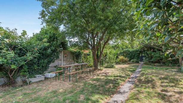 A garden with a picnic table and a path. - 2 Bed in Whitstable (oc-o45433) (Whitstable)