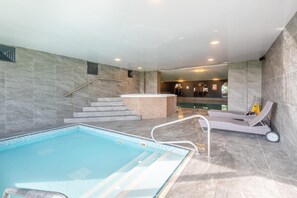 Ein Schwimmbecken mit Liegestuhl und einer Rezeption.