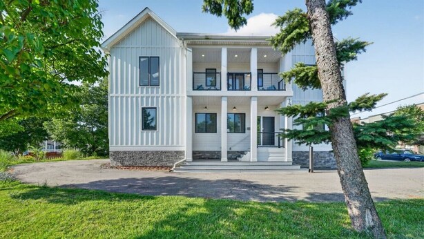 Exterior - 6BR White House Retreat - 5-Min Walk To Stadium (Ann Arbor)