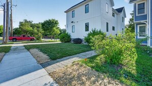 Exterior - 6BR White House Retreat - 5-Min Walk To Stadium (Ann Arbor)