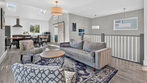 Living area - 6BR White House Retreat - 5-Min Walk To Stadium (Ann Arbor)