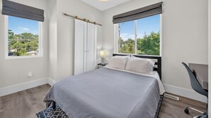 Room - 6BR White House Retreat - 5-Min Walk To Stadium (Ann Arbor)