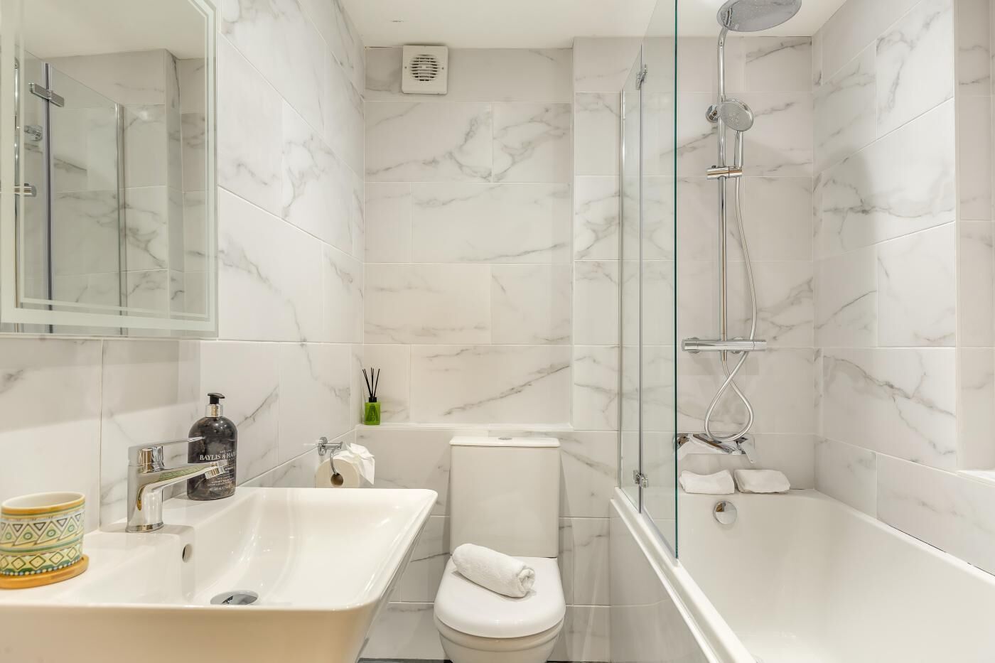 Ein Badezimmer mit Badewanne, Dusche, Toilette und Waschbecken.